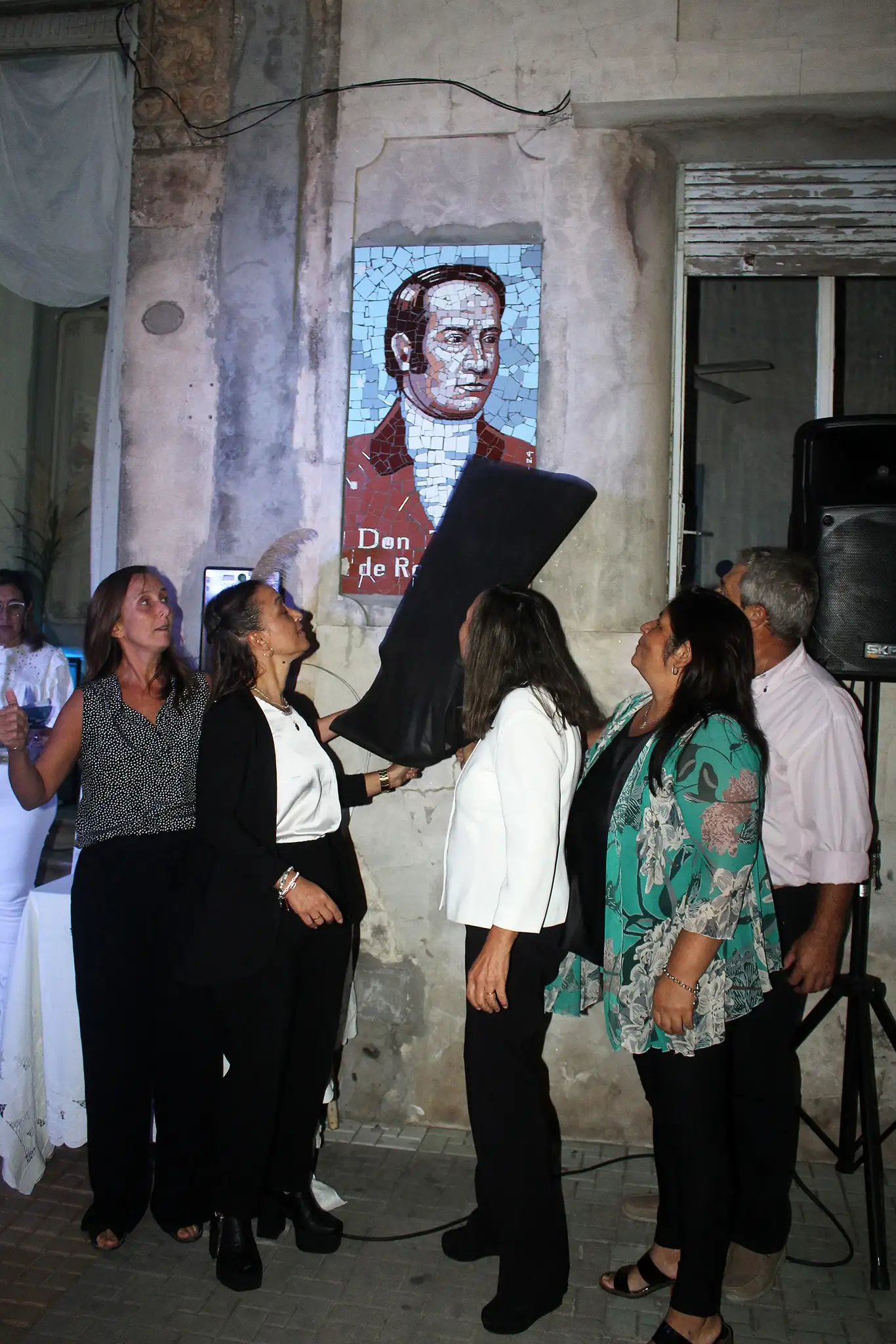 Se descubrieron dos murales: uno de Rocamora y otro del escudo de la institución.