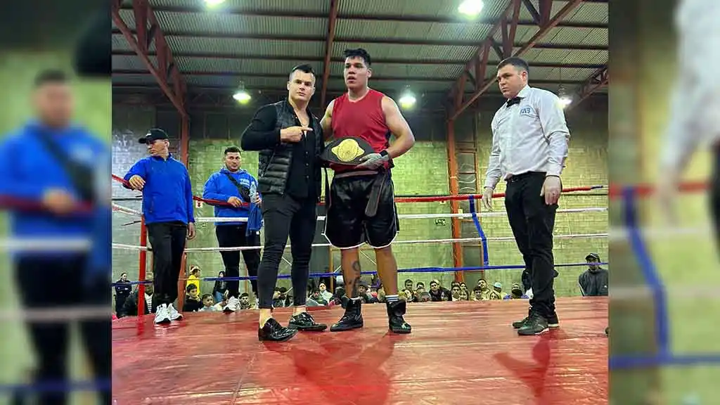 Leonardo Gutiérrez, boxeador peso pesado, junto a Bruno Giletta, promotor.