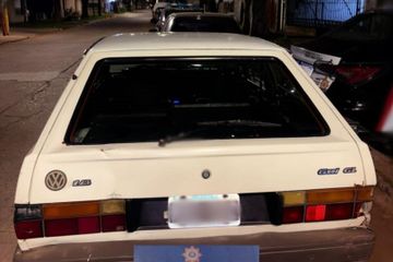 Trató de atropellar a su expareja, intentó escapar de la policía y fue detenido junto a su novia