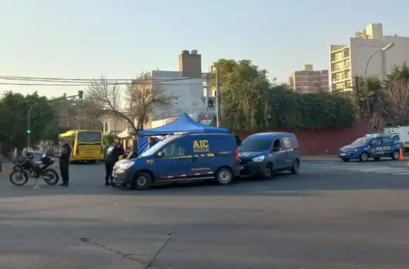 El motociclista que falleció en el siniestro vial de Avellaneda y San Lorenzo tenía un disparo en el hombro