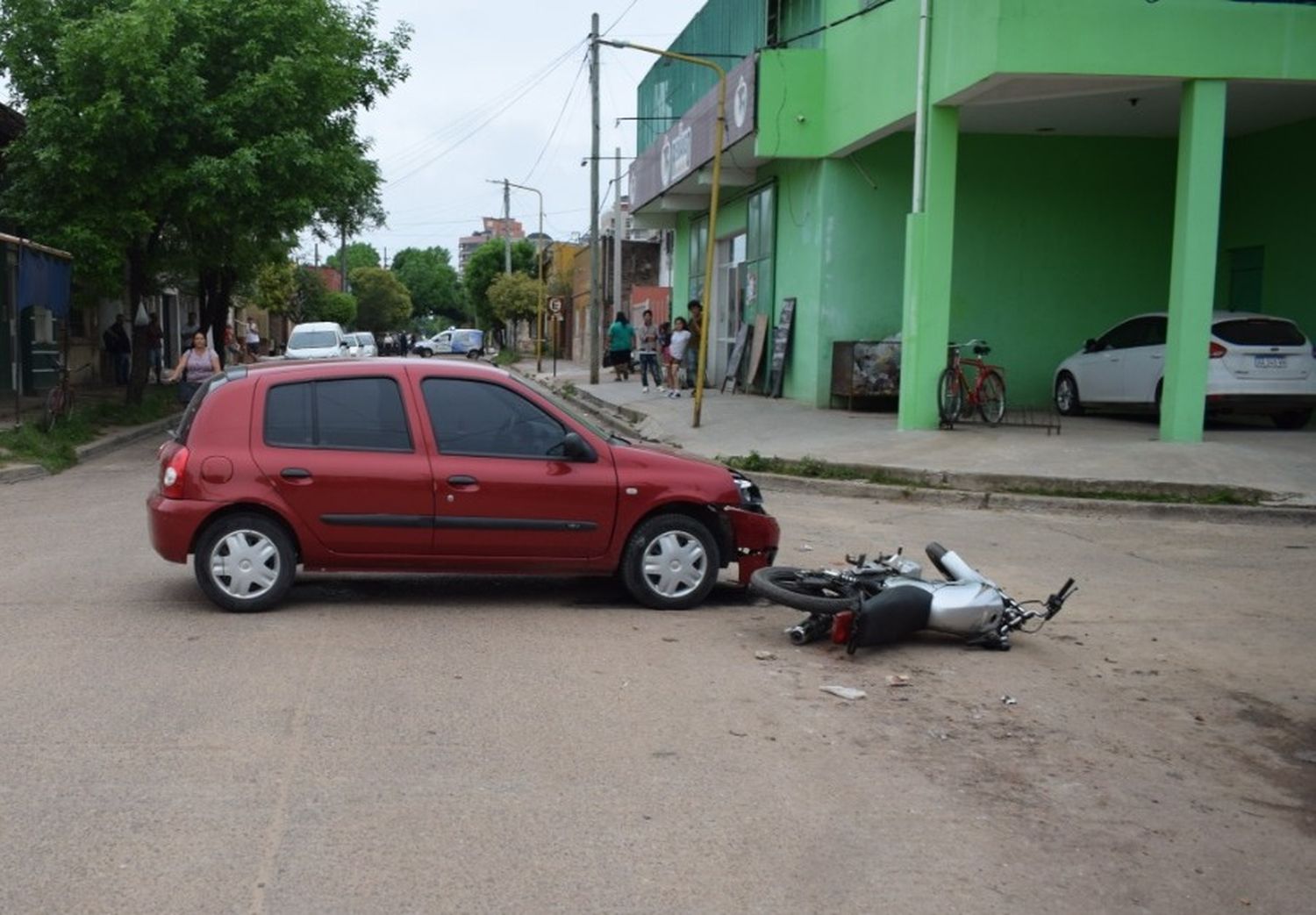 Joven terminó con una pierna fracturada y le retuvieron la moto