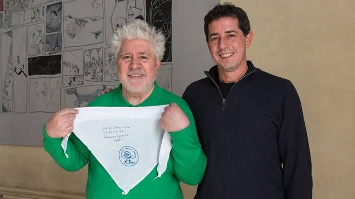 �SWado⬝ de Pedro se reunió con Pedro Almodóvar y familiares de víctimas del franquismo en su gira por España