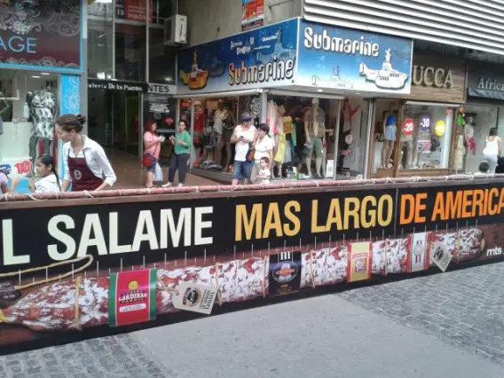 Tandil: En la previa al Festival de la Sierra, cortaron un salame de 6 metros