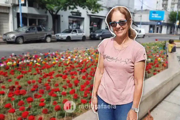 Con ayuda de muchas tejedoras, Bomba de Lana hizo estallar de colores el centro: “Cada flor tiene su sello personal”