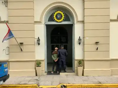 Hallaron y detuvieron a un joven mientras dormía dentro de un camión ajeno