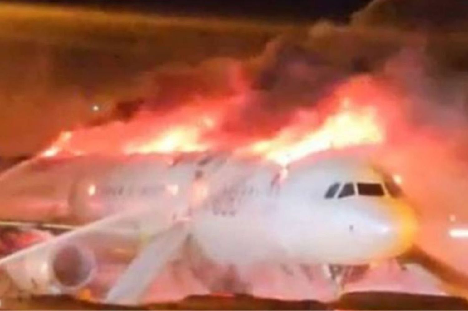 Terror en Corea del Sur: se incendió un avión y cuatro pasajeros resultaron heridos