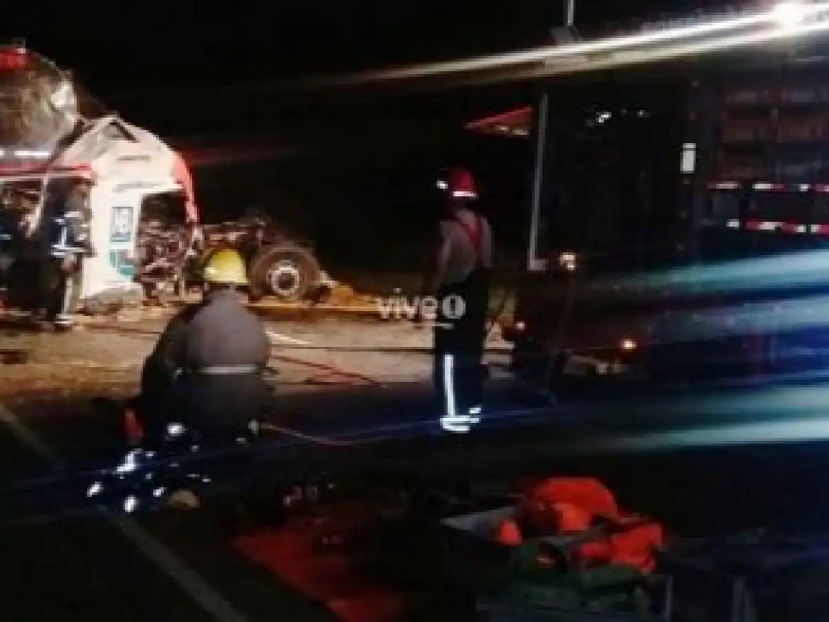 Dos camioneros murieron en choque frontal cerca de Alicia 