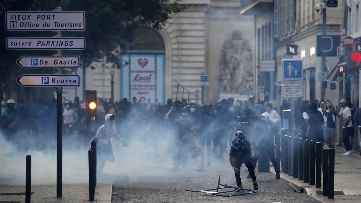 Ola de violencia deja pérdidas millonarias en transportes de la región de París
