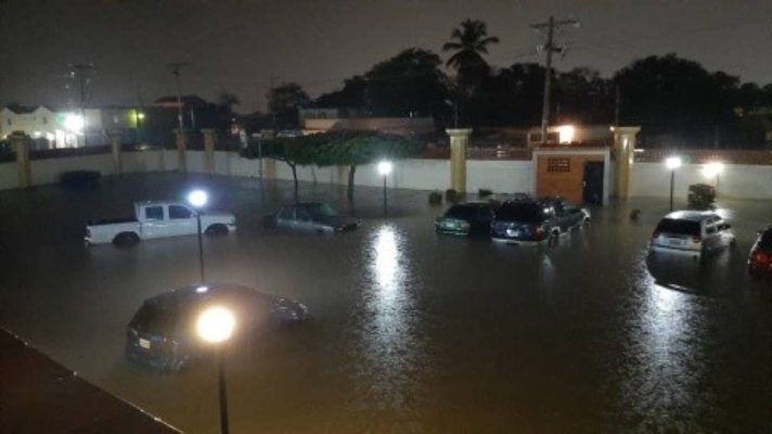 Dos horas de TORRENCIALES lluvias INUNDAN varios sectores del estado Zulia