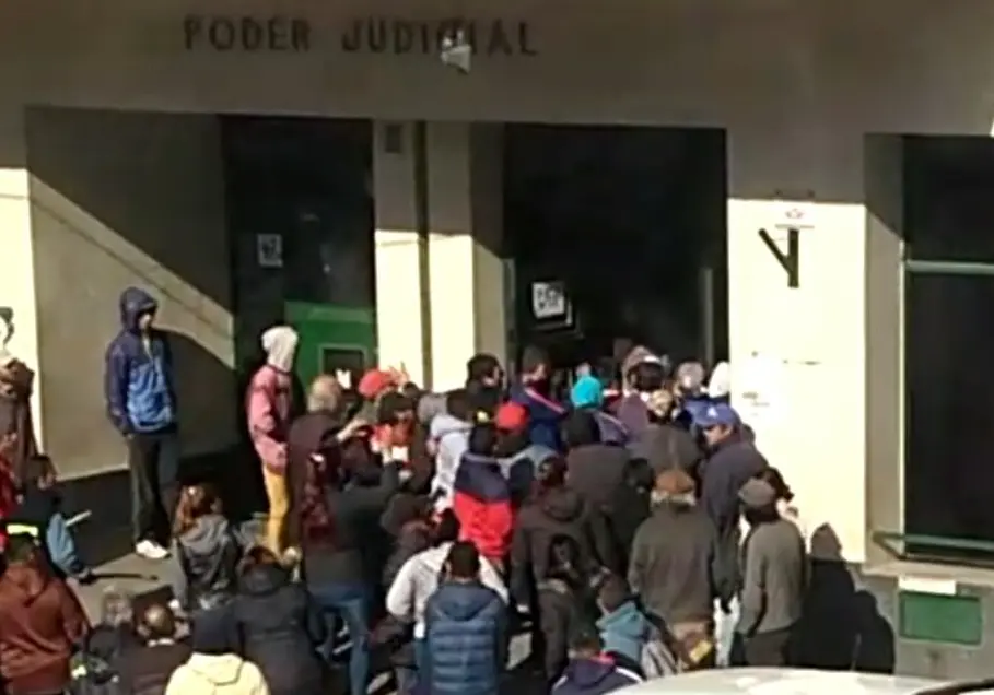 Incidentes en protesta de carreros pidiendo que les devuelvan caballos en Tribunales de Quilmes