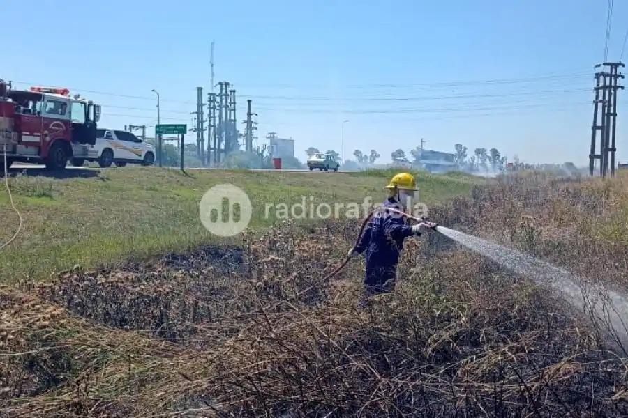 Incendio en pastizales y corte de luz en María Juana que afecta en estos momentos a varias localidades la región