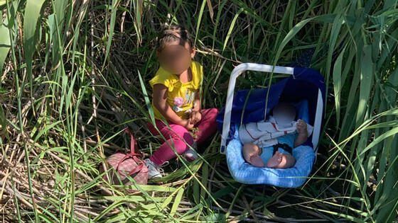 ¡ABANDONADOS A SU SUERTE! Encuentran a dos niños migrantes a orillas del Río Grande en Texas