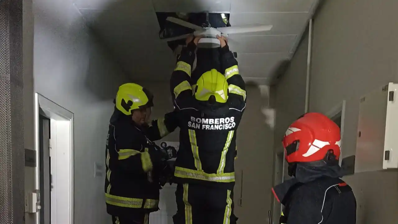 Los bomberos procedieron a la desinstalación del equipo afectado.