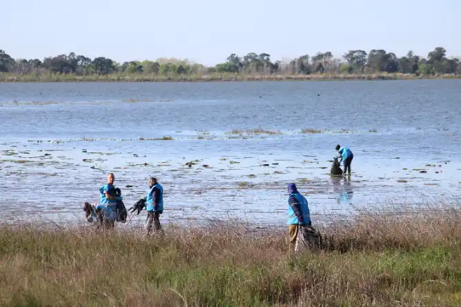 El próximo mes se realizará una nueva jornada de limpieza de la laguna en Chascomús