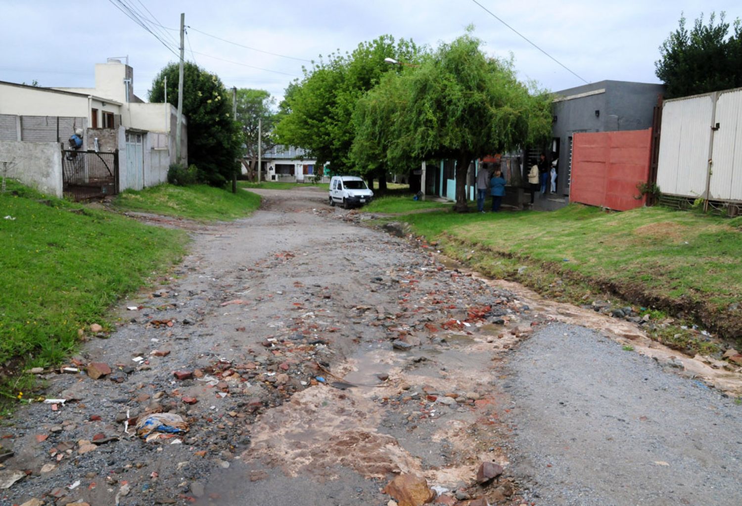 Continúan los reclamos vecinales por el estado de la calle Bariffi al 400