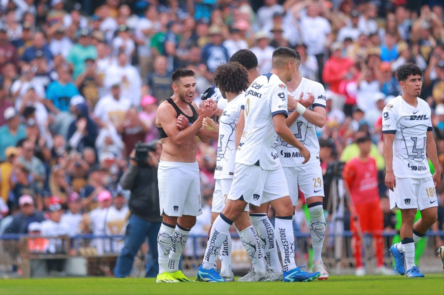 ¡Histórico! así hizo su debut el VAR público en la Liga Mx con un árbitro explicándole sus fallos a la afición