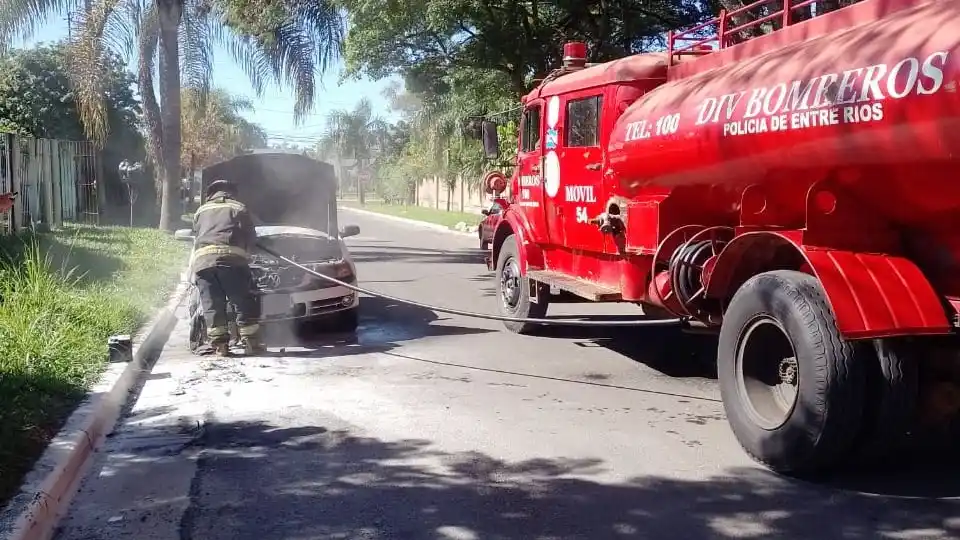 Bomberos Zapadores intervino en el incendio de automóvil que circulaba por la vía publica