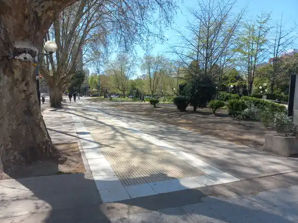 Anuncian visita guiada a la Plaza San Martín para conocer su historia y patrimonio escultórico