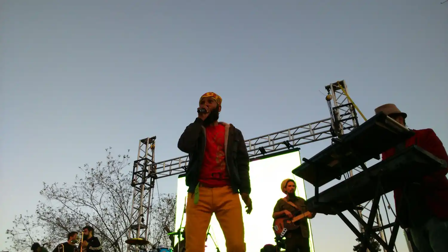 Fidel Nadal cantó en el cierre del Día de la Juventud en Zárate