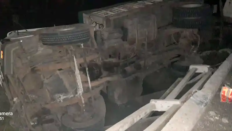 Camionero santafesino chocó contra un puente y el chasis cayó al arroyo
