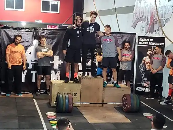 Se realizó un torneo de levantamiento de pesas para atletas de crossfit