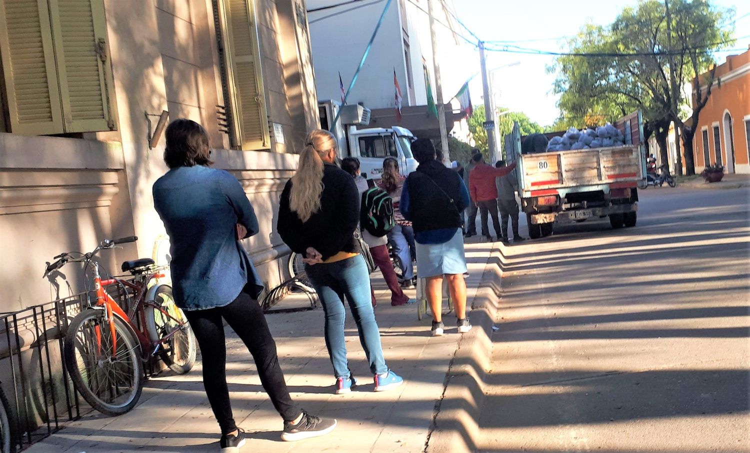Clases presenciales: con San Pedro en Fase 2, sigue la virtualidad y asignaron turnos para vacunar a docentes