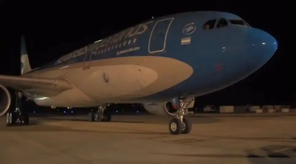 Imágenes impactantes: un OVNI escoltó a un avión argentino