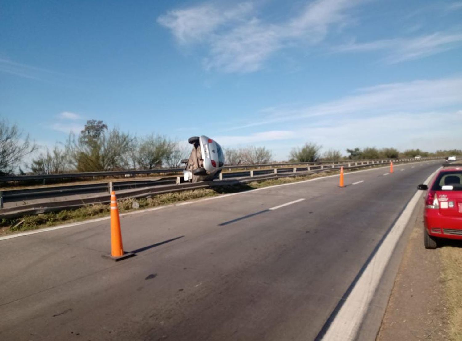 Un auto “se inscrutó” en el cantero central de Avenida Circunvalación