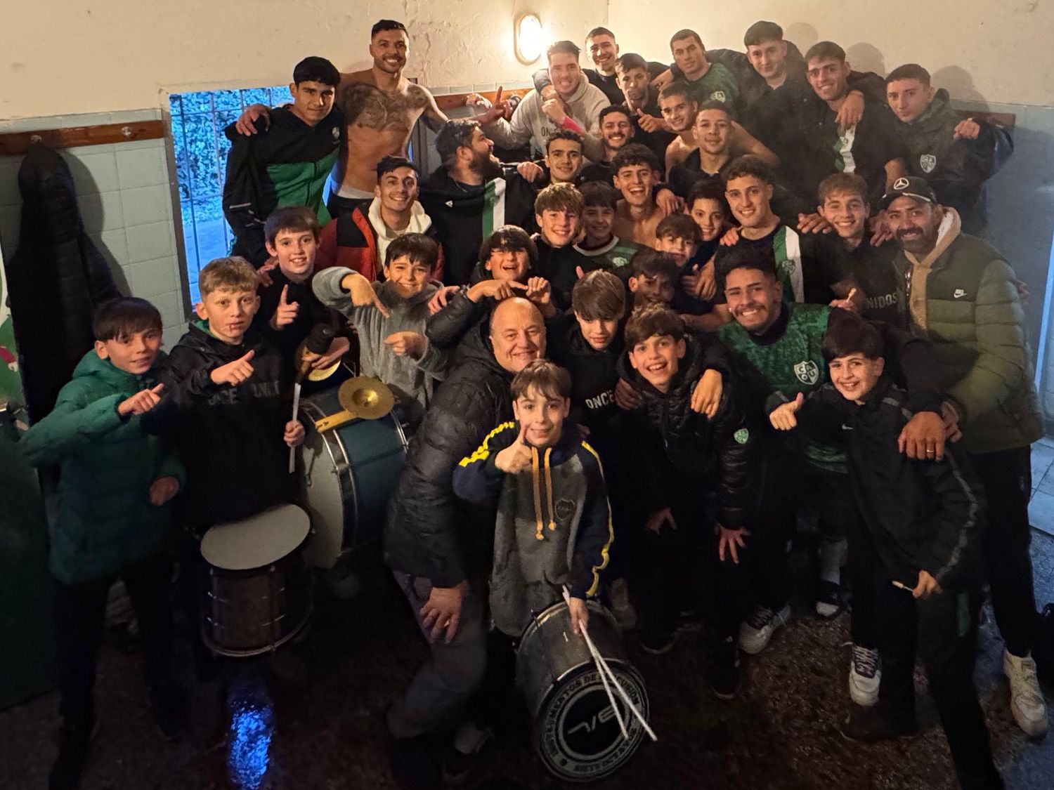 El plantel de Once Unidos celebrando en el vestuario.