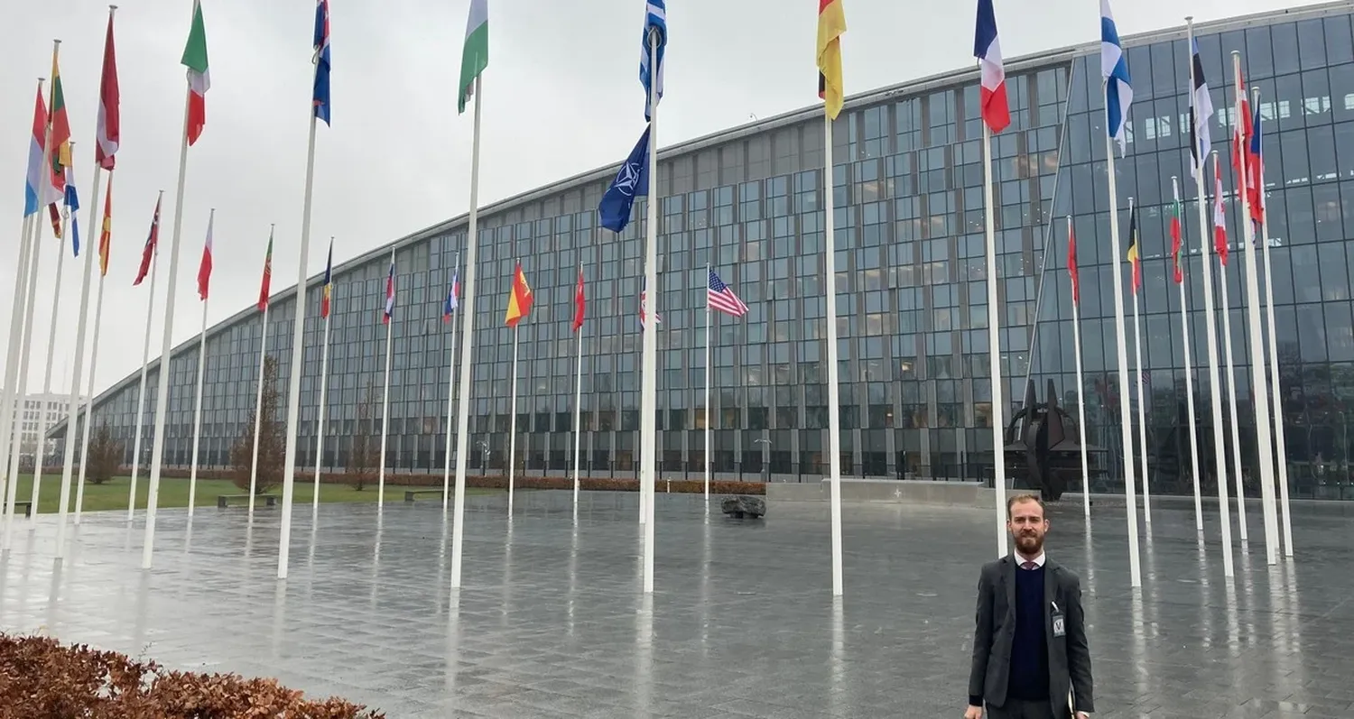 Bryan J. Mayer, corresponsal de Sur24, en el cuartel general de la OTAN, que se ubica en Bélgica.