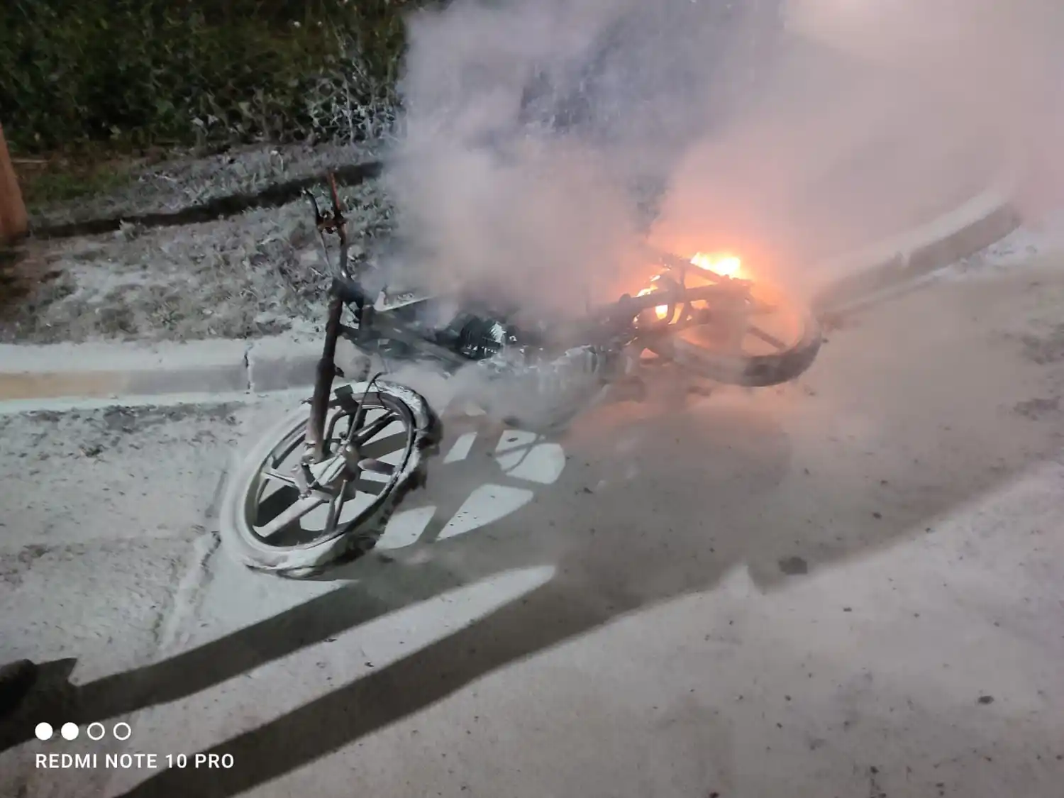 Motocicleta incendiada