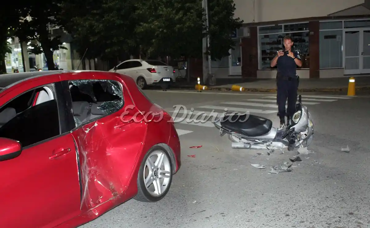 Tremendo. Impacto entre la moto y el automóvil, arrojó serios daños materiales