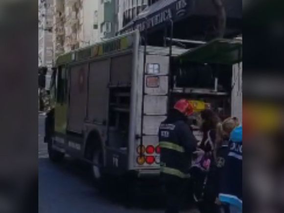 Incendio en la cocina de un departamento: estalló la ventana y los gatos huyeron asustados