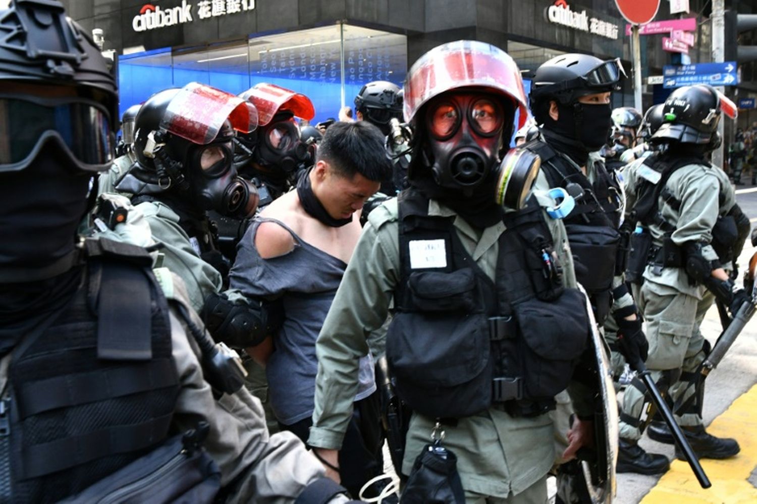 Violencia y caos en un nuevo día de protestas en Hong Kong