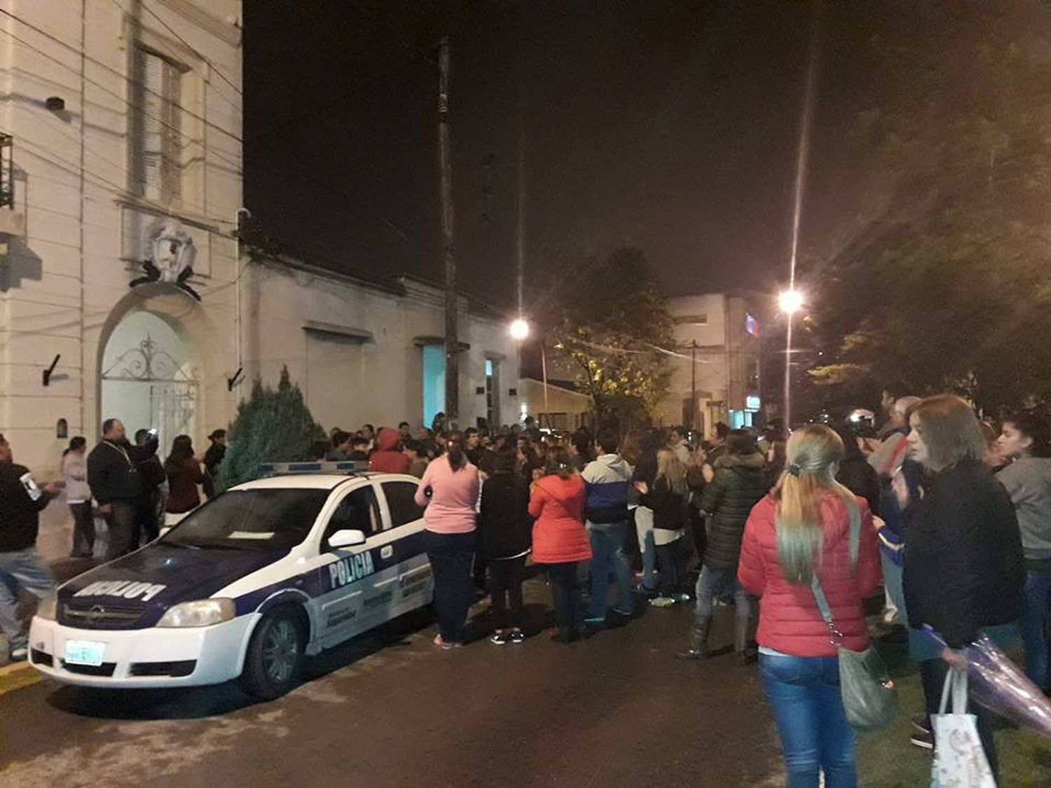 Vecinos marcharon para repudiar al juez que liberó a un violador en Brandsen