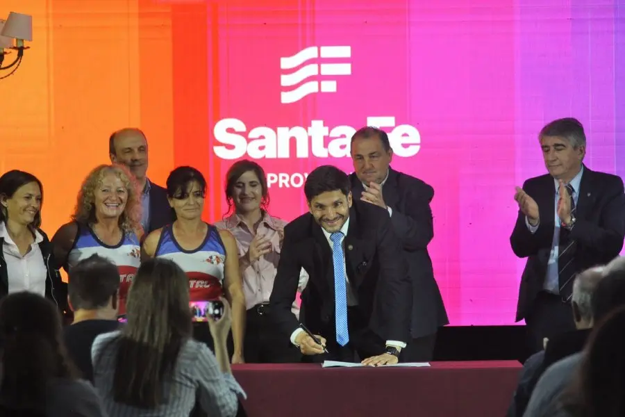 Pullaro entregó aportes a instituciones de Santa Fe