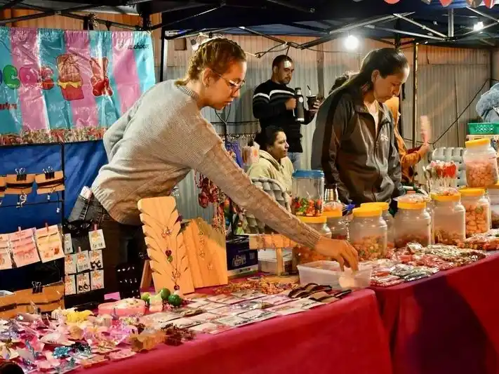 8A: Gran acompañamiento del público para
el cierre del festival en el paseo ferroviario