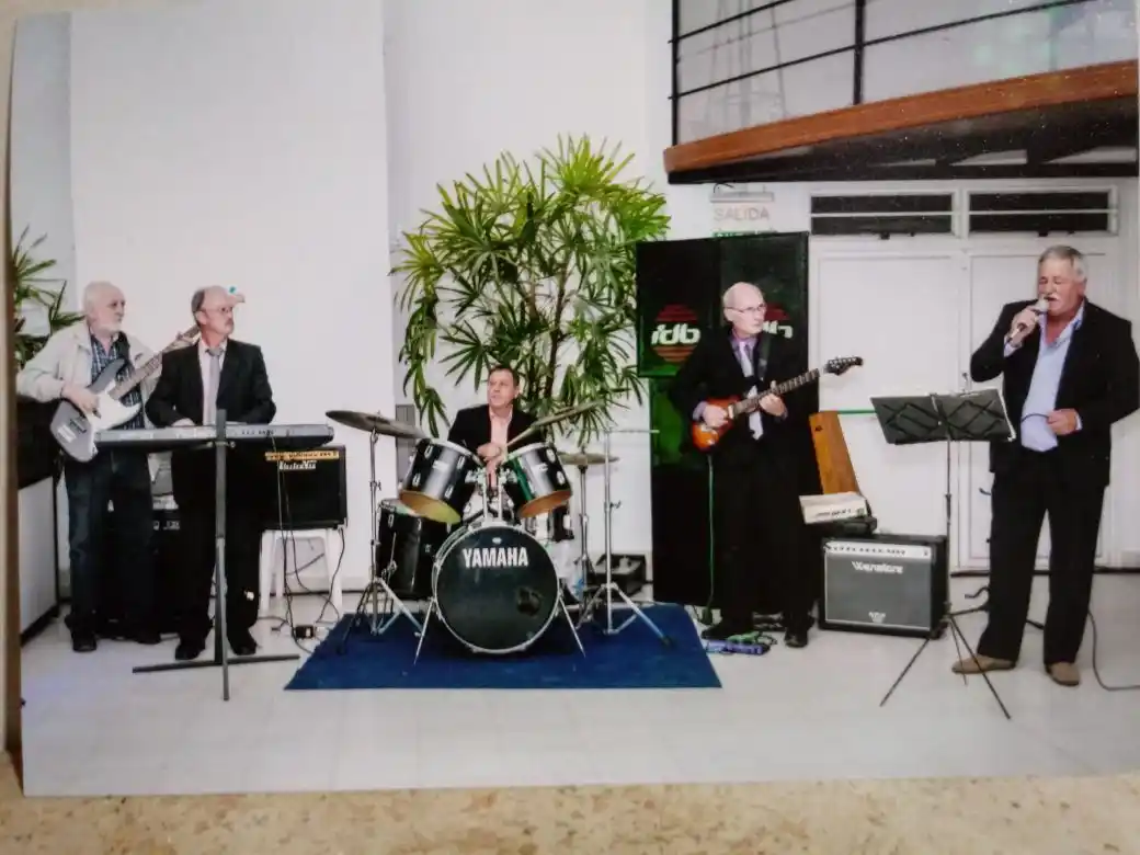 Grupo Géminis y cuatro solistas se presentan con música del recuerdo en Domingos en el Lago