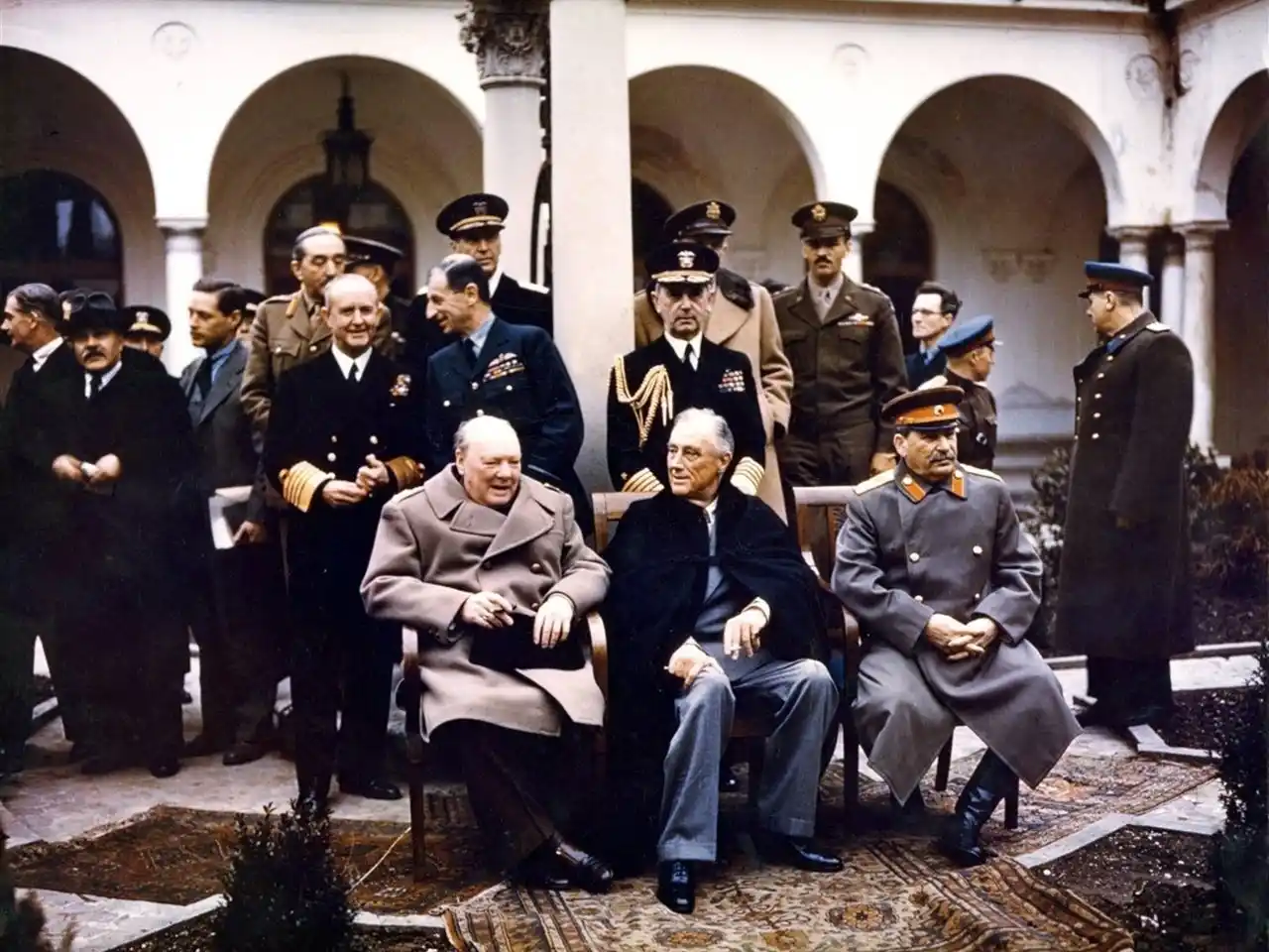 Sentados, de izquierda a derecha: Winston Churchill (Reino Unido), Franklin D. Roosevelt (Estados Unidos) y Yósif Stalin (Unión Soviética).