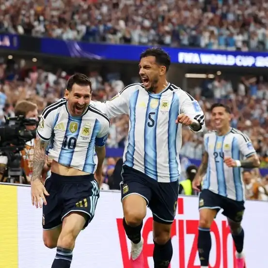 Messi celebra junto a Paredes y Enzo Fernández (FIFA).