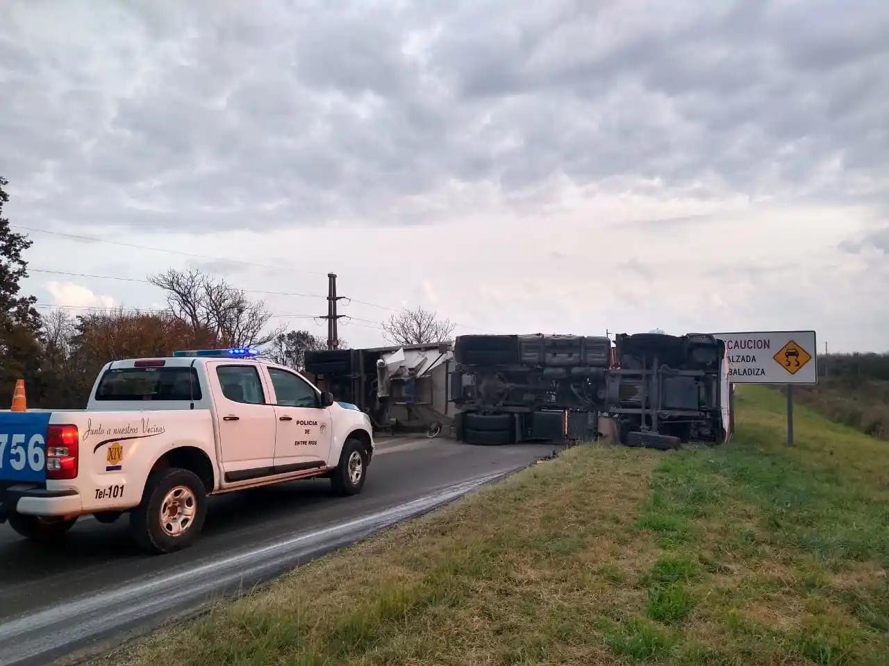 Un camión cargado con fertilizantes volcó en ruta 12