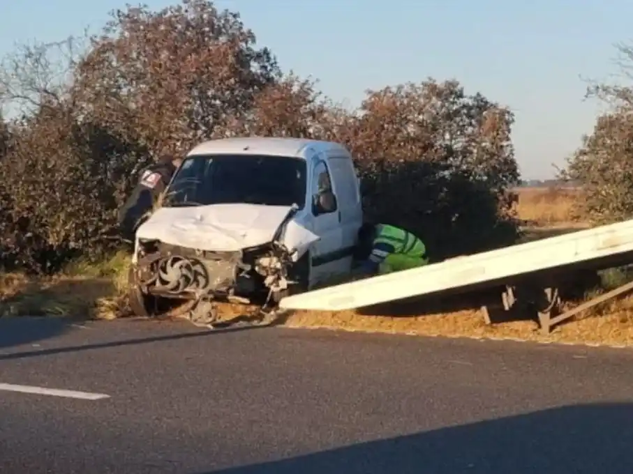 camioneta volcada en arroyo seco con sangre adentro 2