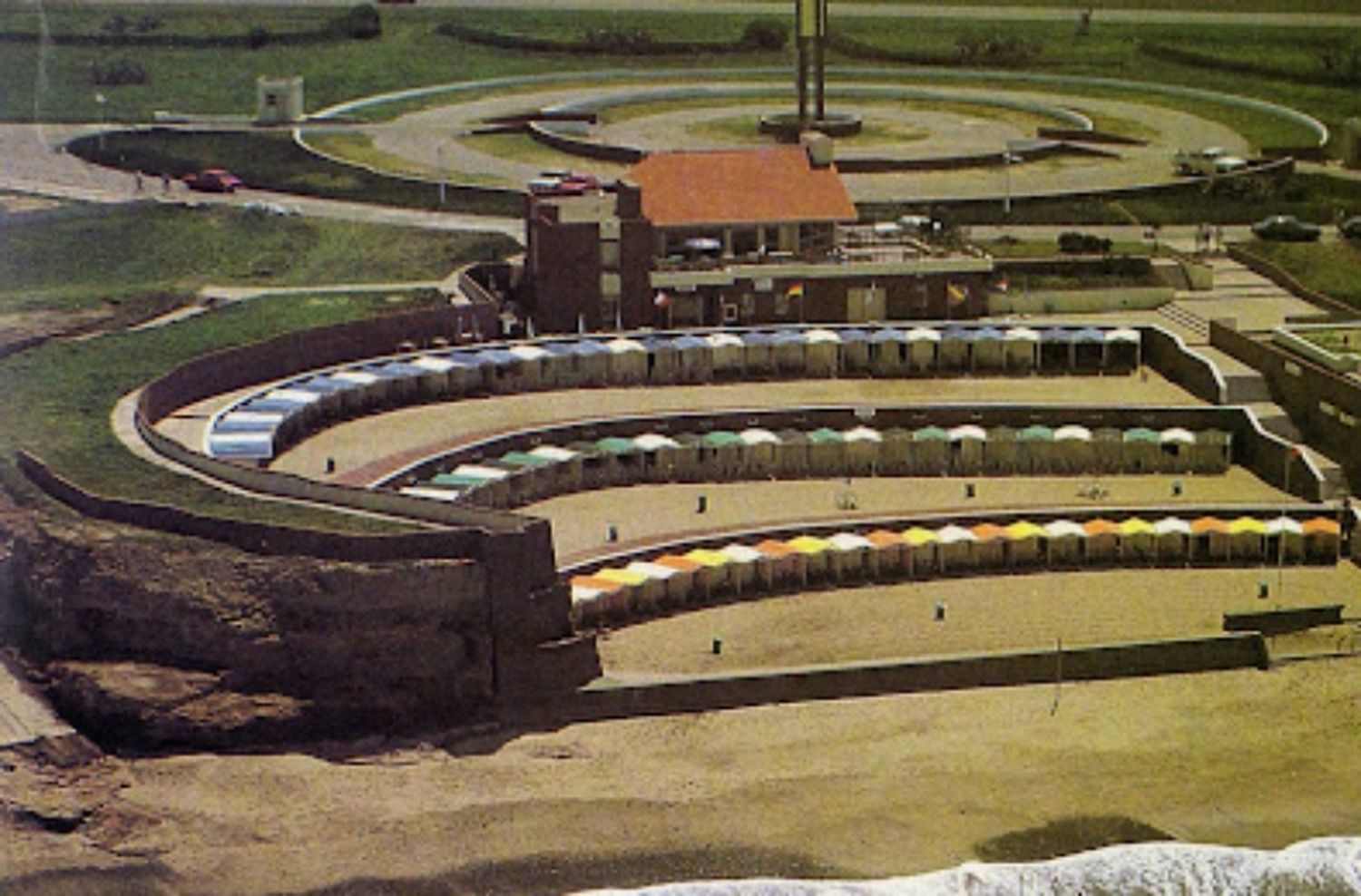 Entre ruinas y un mar “tétrico”: la historia de “El Marquesado”, el imponente balneario marplatense abandonado