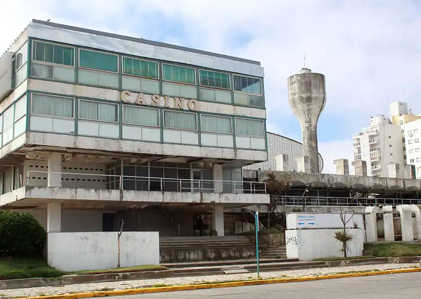 El maltrecho edificio del casino cumple hoy 50 años