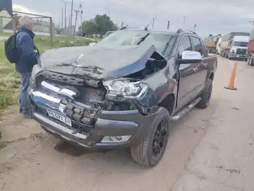 Una camioneta chocó un camión cisterna pero no hubo heridos