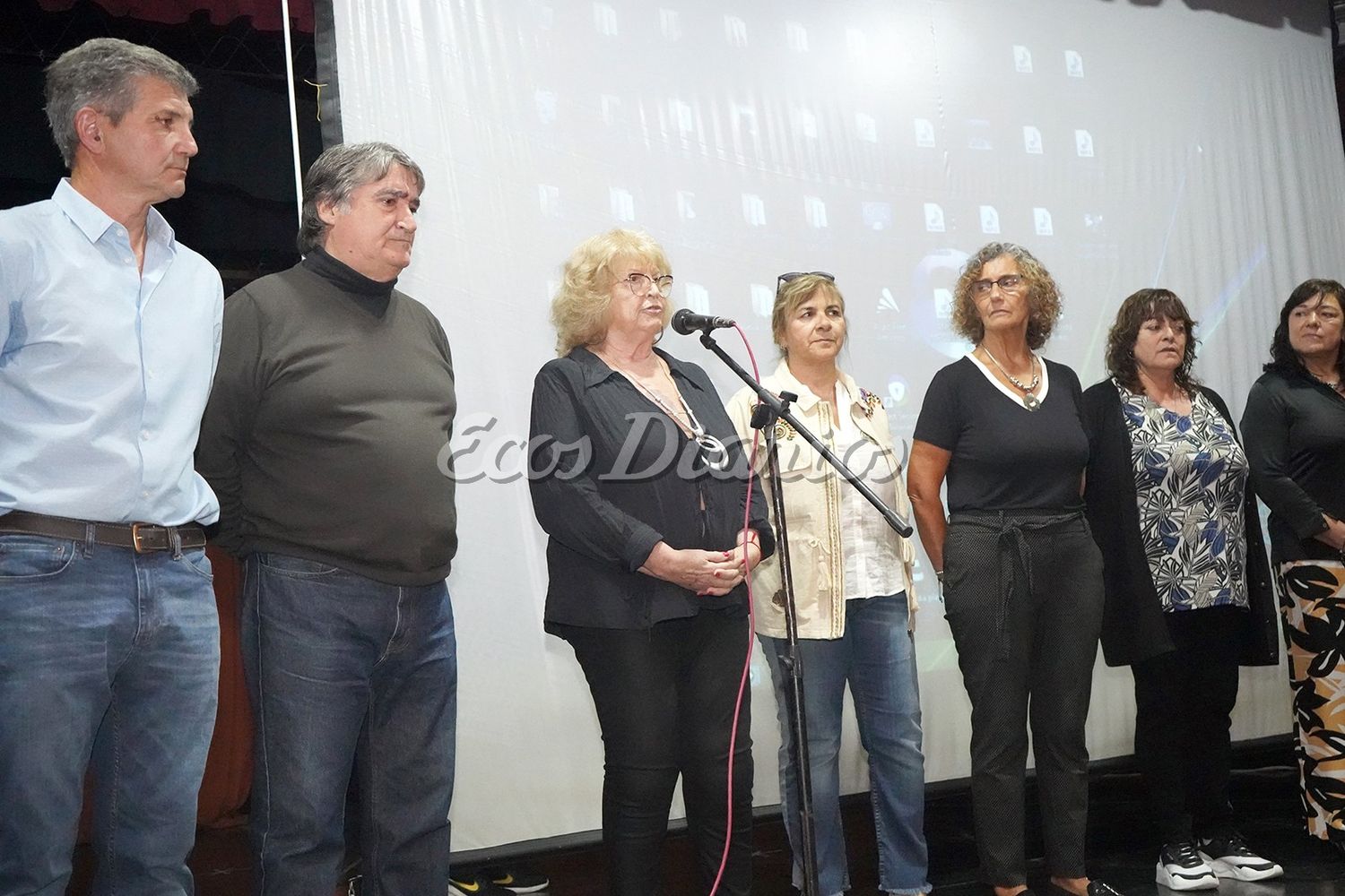 La presidenta Pilar Vitale junto a integrantes de la comisión directiva de la entidad