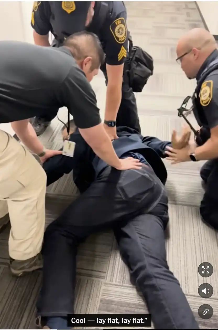 El senador Alex Padilla, demócrata de California, fue obligado a tirarse al suelo, esposado y retirado del lugar por agentes federales después de interrumpir una conferencia de prensa de la secretaria de Seguridad Nacional, Kristi Noem, el jueves.