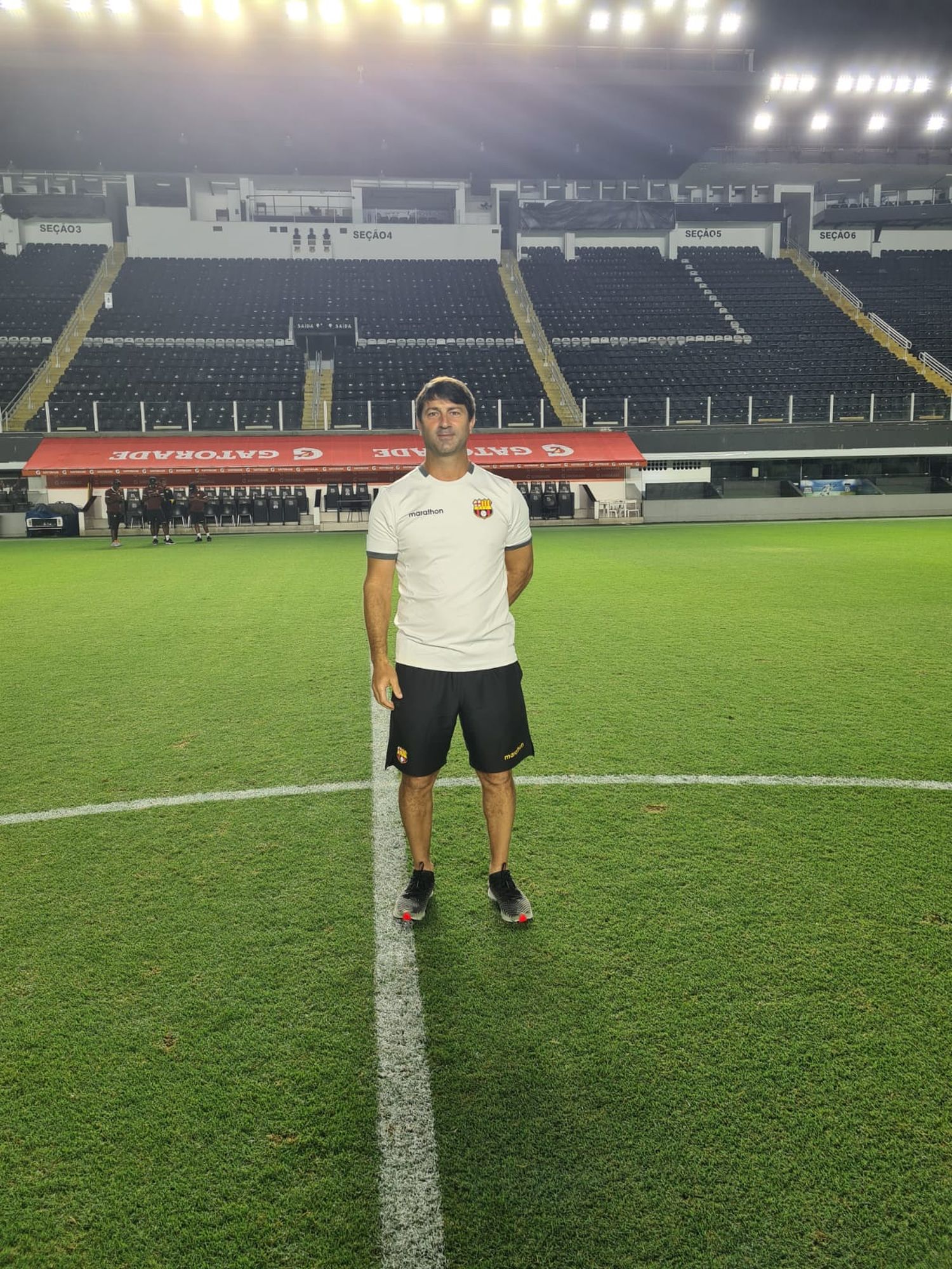 Conenna, en el estadio de Santos.