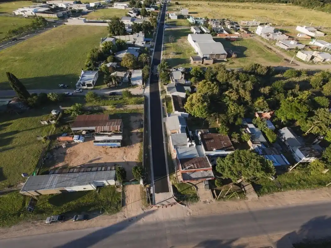 Planta de asfalto: Pavimentaron 400 metros lineales de la calle Río Uruguay