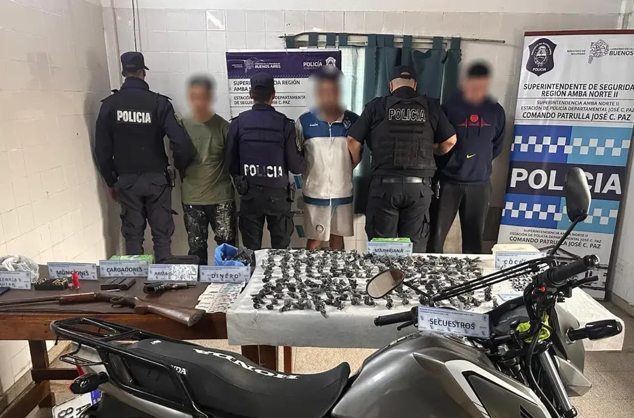Según la Policía, uno golpeó a agentes en el operativo.